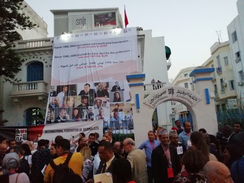 Delegados desfilam nas ruas de Tunes em memória de jornalistas assassinados