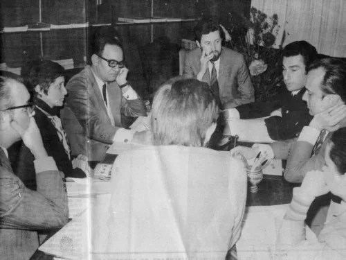 Da direita para a esquerda: Silva Costa, presidente do Sindicato dos Jornalistas; Edite Soeiro, jornalista da revista Notícia; Barreto Lara, representante do governo; José Carlos de Vasconcelos, da comissão do Sindicato encarregue de estudar a Lei de Imprensa; Sá Carneiro e Balsemão, deputados; Manuela Alves e Rodrigues da Silva (de costas) da referida comissão do Sindicato. Créditos: Revista Notícia
