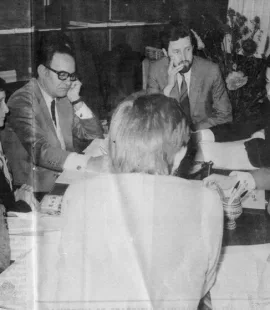 Da direita para a esquerda: Silva Costa, presidente do Sindicato dos Jornalistas; Edite Soeiro, jornalista da revista Notícia; Barreto Lara, representante do governo; José Carlos de Vasconcelos, da comissão do Sindicato encarregue de estudar a Lei de Imprensa; Sá Carneiro e Balsemão, deputados; Manuela Alves e Rodrigues da Silva (de costas) da referida comissão do Sindicato. Créditos: Revista Notícia