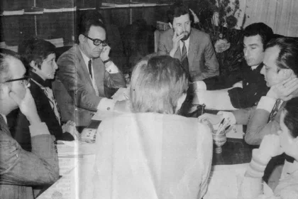Da direita para a esquerda: Silva Costa, presidente do Sindicato dos Jornalistas; Edite Soeiro, jornalista da revista Notícia; Barreto Lara, representante do governo; José Carlos de Vasconcelos, da comissão do Sindicato encarregue de estudar a Lei de Imprensa; Sá Carneiro e Balsemão, deputados; Manuela Alves e Rodrigues da Silva (de costas) da referida comissão do Sindicato. Créditos: Revista Notícia